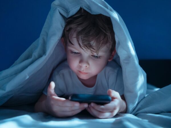 Jak smartfon wpływa na rozwój dziecka i jak wprowadzić zdrowe nawyki?